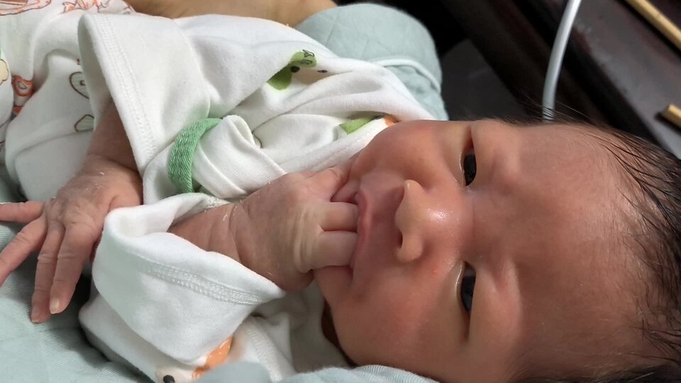 月子里就会嘬手手.mp4