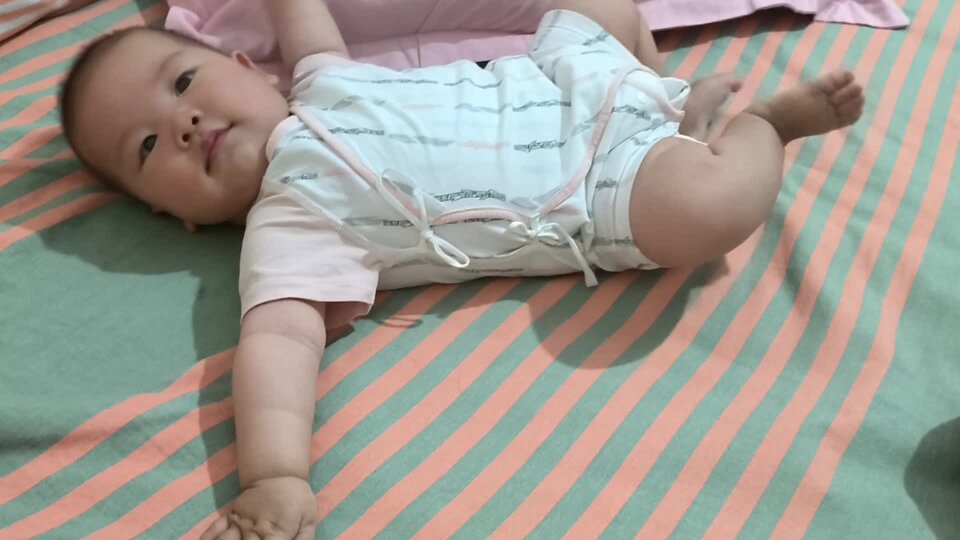 第一次180度翻身2025.5.18.mp4